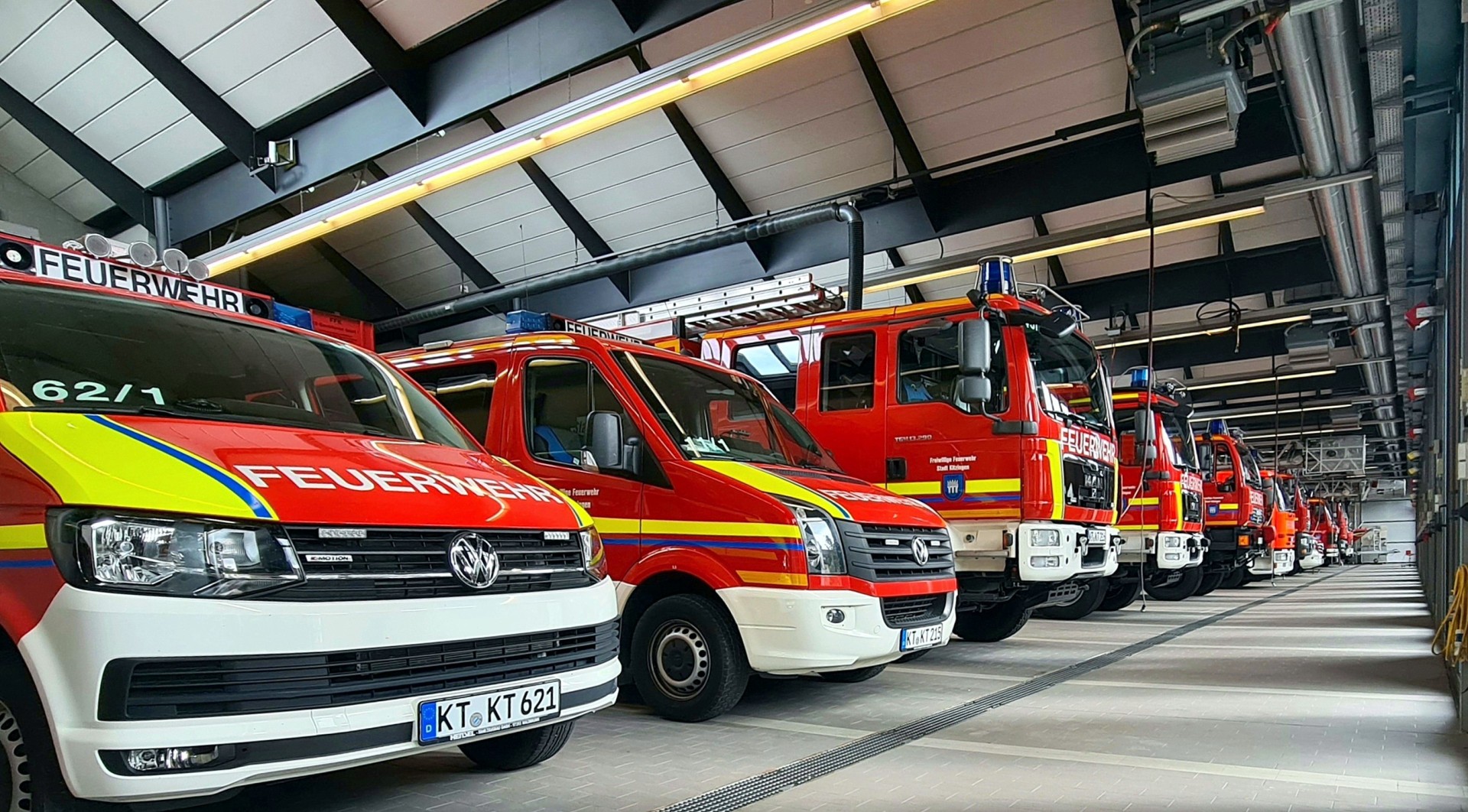Vehicle fleet of the fire brigade of the town of Kitzingen Various fire engines stand ready for action next to each other in the hall of the Kitzingen fire brigade.