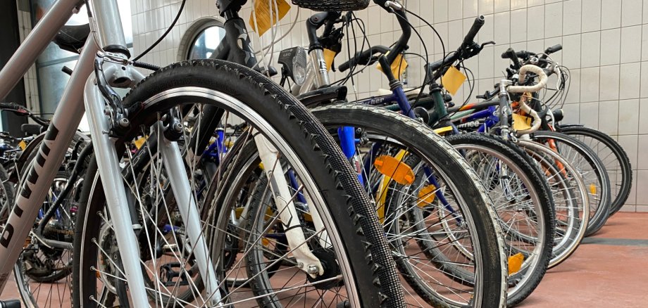 Bicycle auction Various ladies' and men's bicycles are lined up in the fire station.