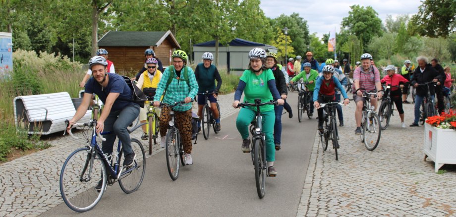 City cycling City cycling participants with climate protection manager Martin Schneider cycling on the garden show grounds