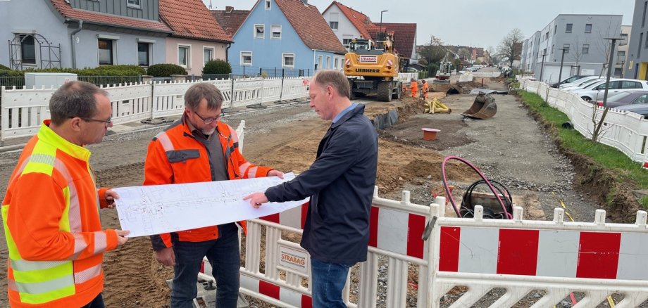 Baustellenbesuch: Michael Schwarzer, Jens Pauluhn und OB Stefan Güntner sind mit den Fortschritten in der Breslauer Straße zufrieden. Die Pläne werden nach einer längeren Winterpause passgenau umgesetzt.