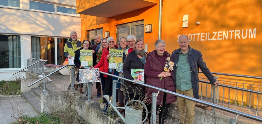 Pflanzentauschbörse Die Akteure der Pflanzentauschbörse vor dem Stadtteilzentrum