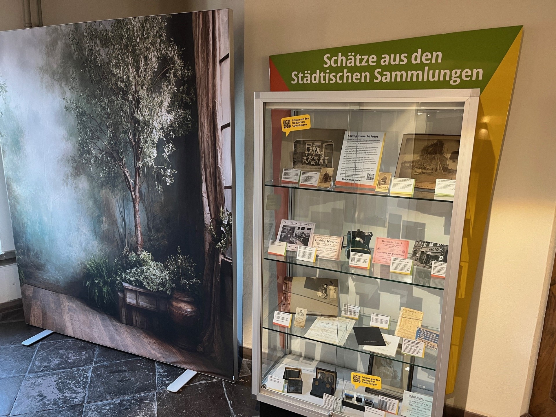 Kitzingen takes photos Exhibition showcase in Kitzingen town hall