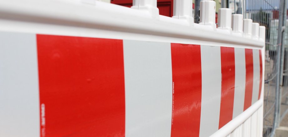 Die Florian-Geyer-Halle wird neu gestrichen. Ei Gerüst wird aufgestellt.