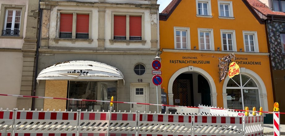 Road closure at Luitpoldstraße 10, next to the German Carnival Museum