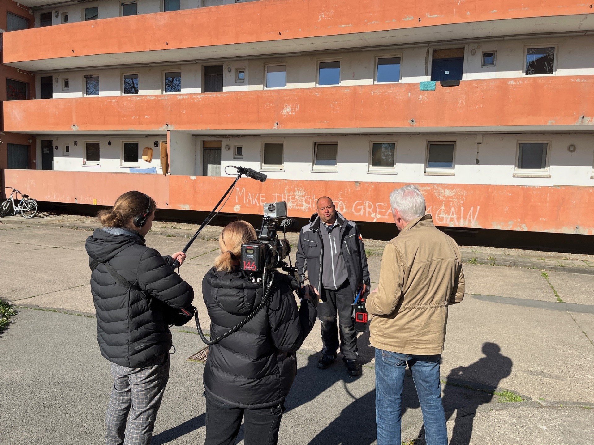 A team of three accompanied caretaker Andreas Stöhr for two days as he went about his work on Egerländer Straße.