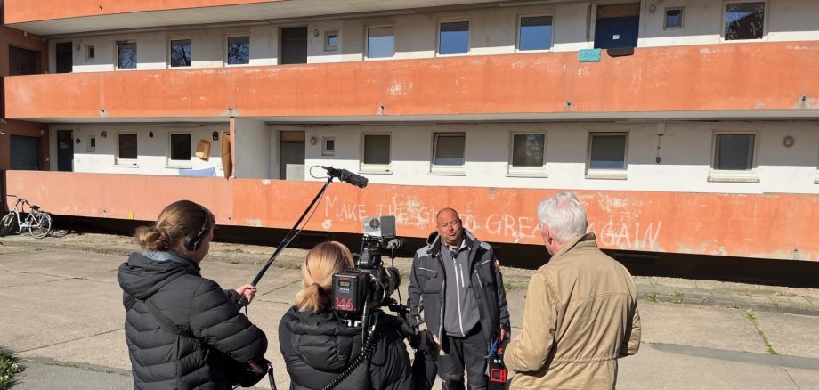 A team of three accompanied caretaker Andreas Stöhr for two days as he went about his work on Egerländer Straße.