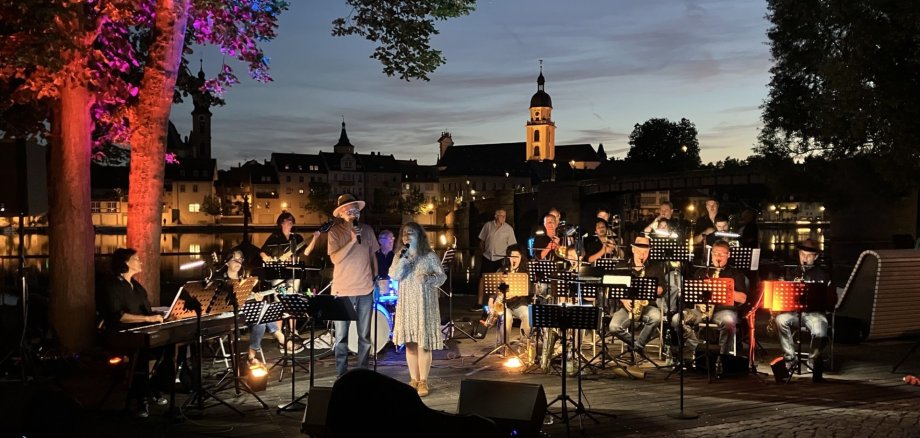 Den Auftakt der Konzertreihe am Stadtbalkon macht die BigKitzBand der Musikschule am Freitag, 3. Juli.