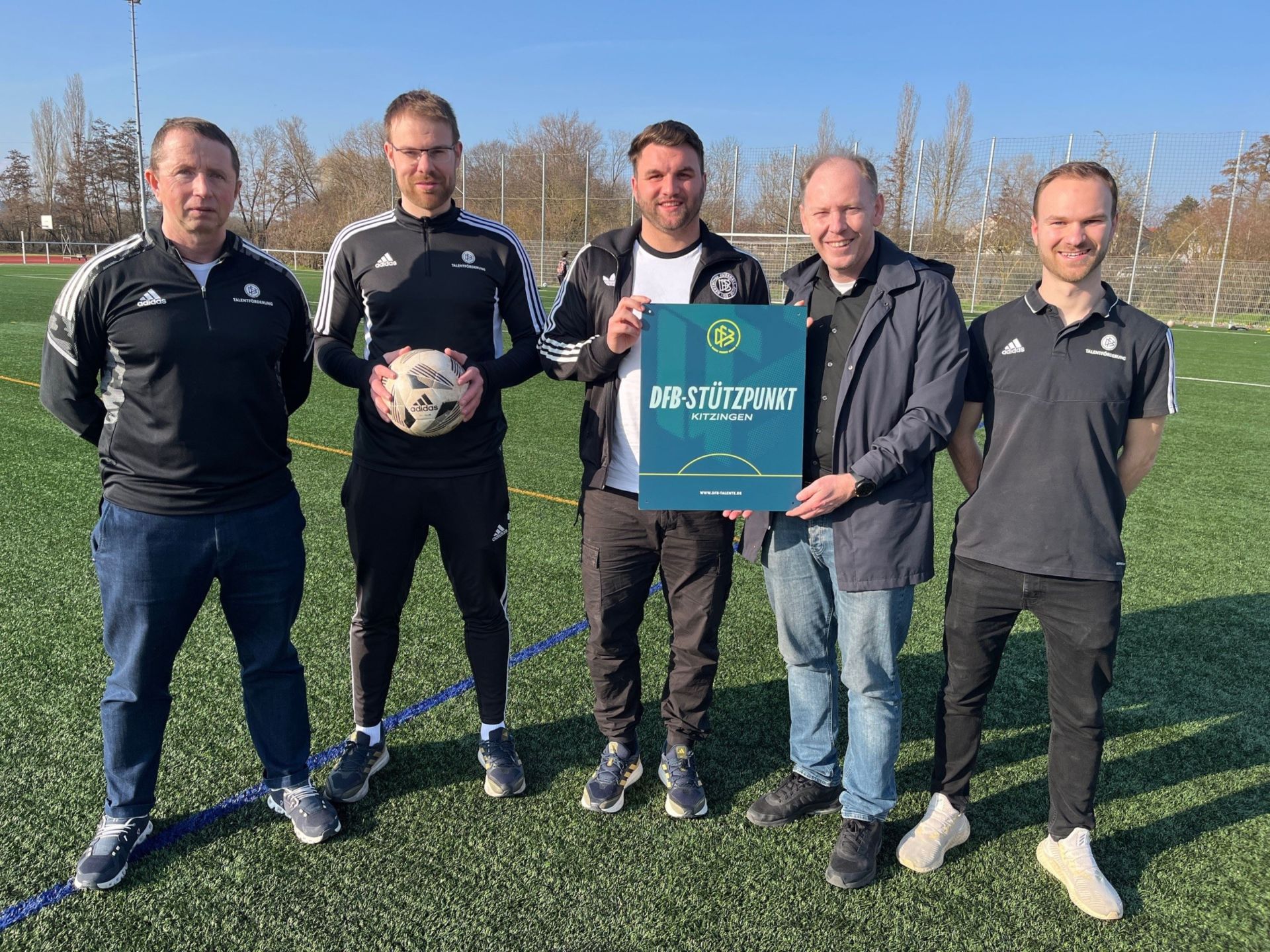 DFB support centre Pleased about the cooperation: selection coach Roland König, base coach André Laforet, DFB base coordinator Tom Samson, Lord Mayor Stefan Güntner and site manager Lars Dickmeis.