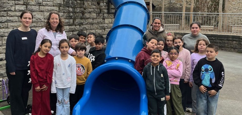 Cleanly done The children of the German class from St Hedwig have removed graffiti from the schoolyard by strangers