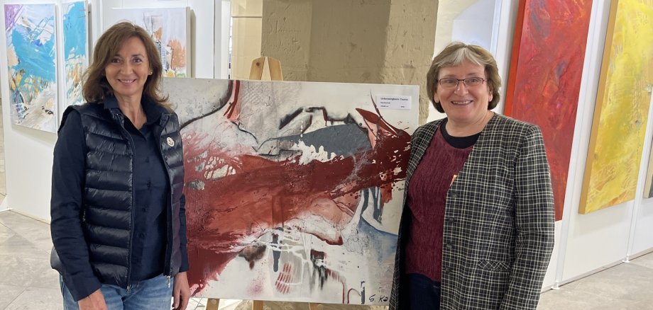 Abstract acrylic painting Carmen Jung and Susanne Karres are looking forward to welcoming lots of visitors to the Kitzing Town Hall.