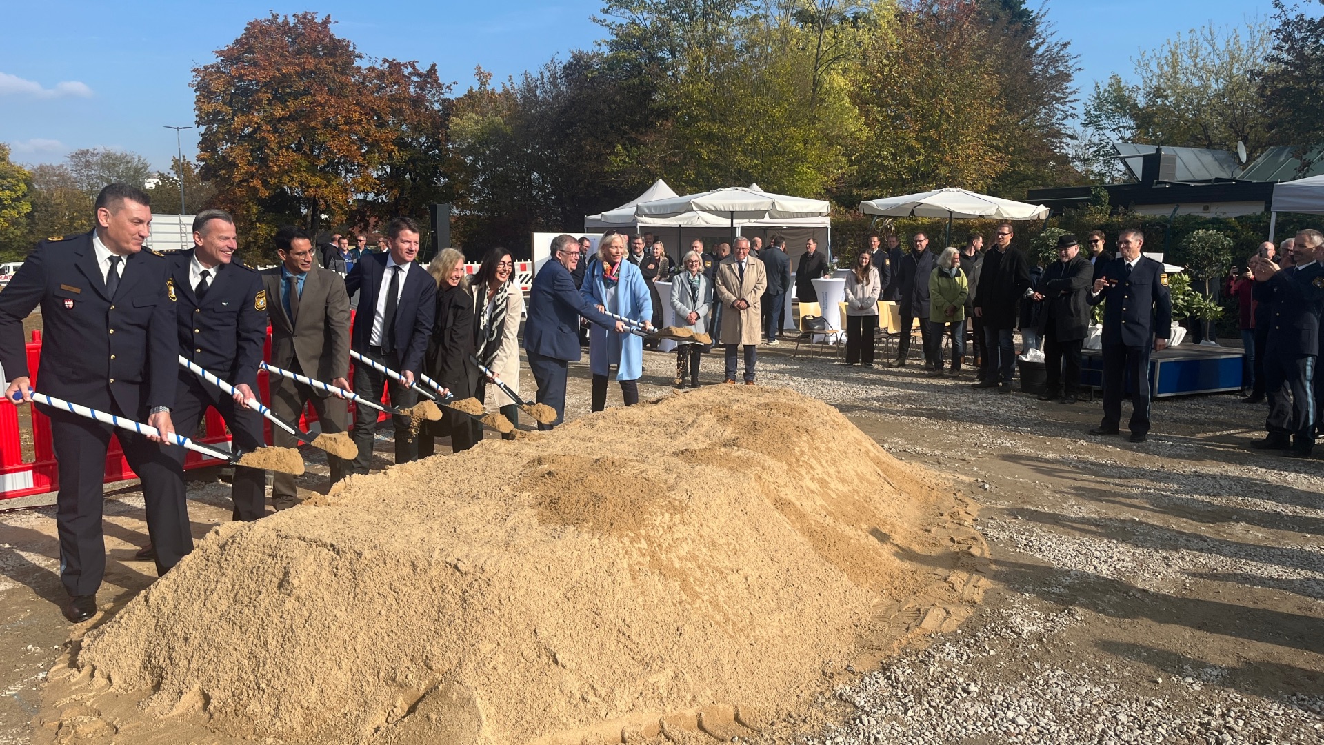 Representatives from the police and the relevant authorities at the ceremonial ground-breaking ceremony on Levi-Strauss-Straße in Marshall Heights.