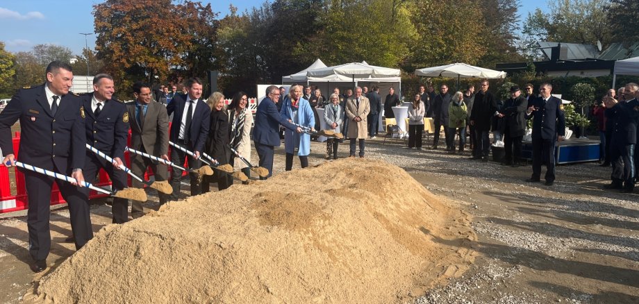 Representatives from the police and the relevant authorities at the ceremonial ground-breaking ceremony on Levi-Strauss-Straße in Marshall Heights.