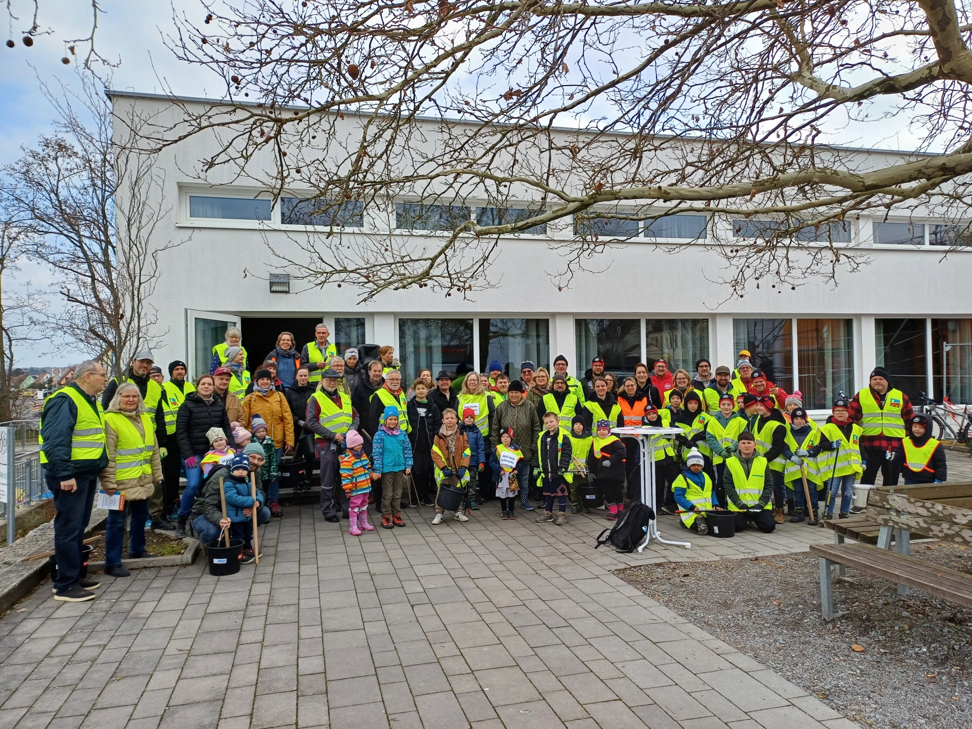 Participants of Rama Dama 2025 in front of the district centre.
