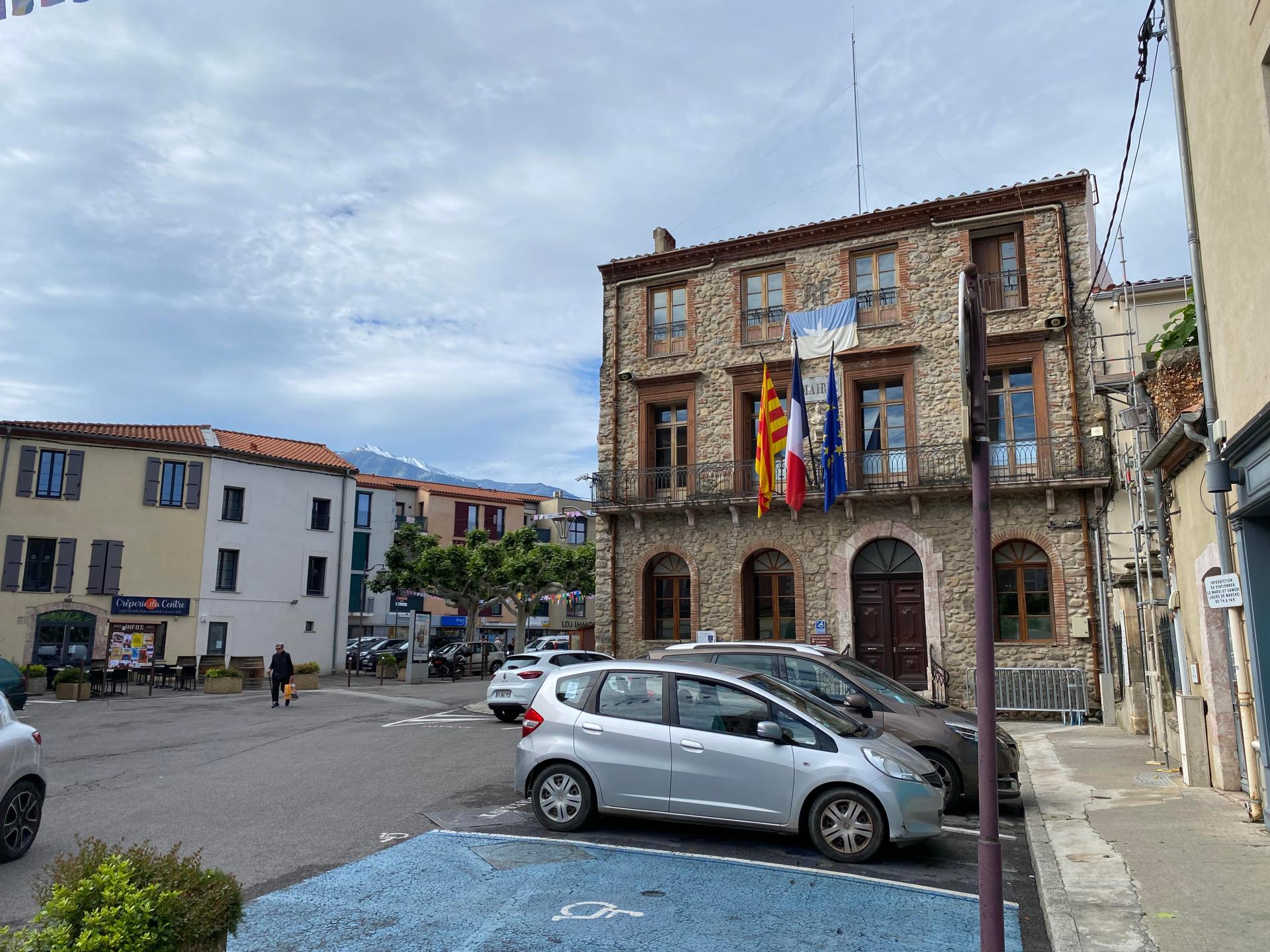Das historische Rathaus in Prades geschmückt mit den Flaggen Frankreichs, der Region Katalonien und Europa.