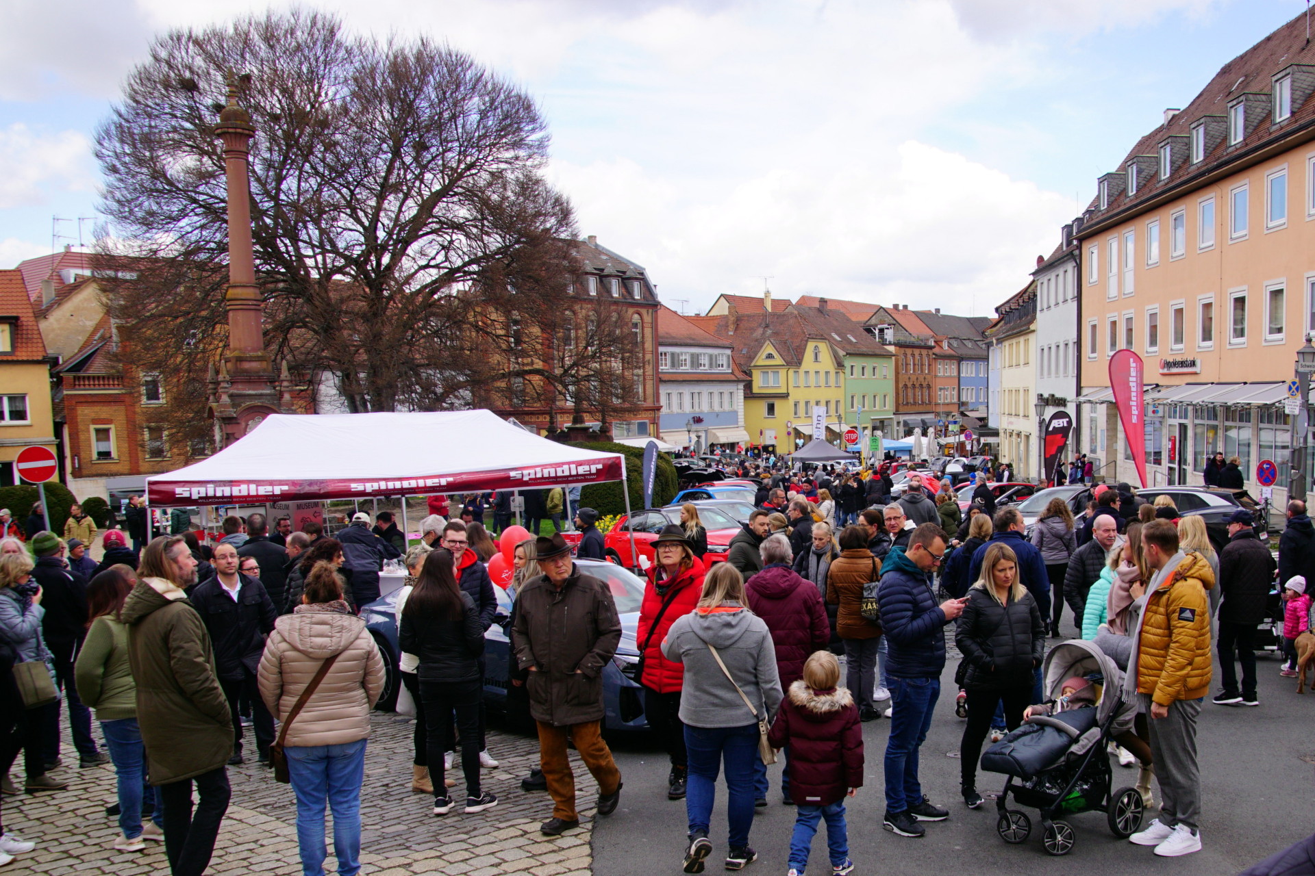 Visitors on the car mile at the Kitzinger Frühling.