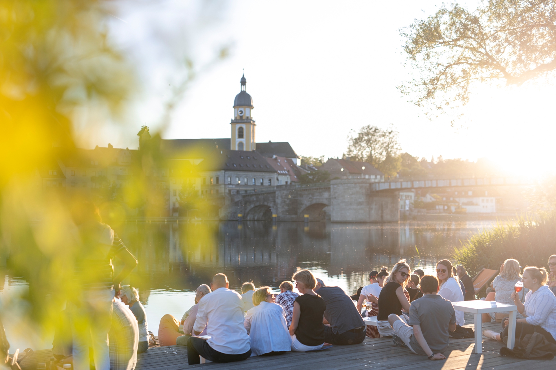 People at the Stadtschoppen on the city balcony in the evening