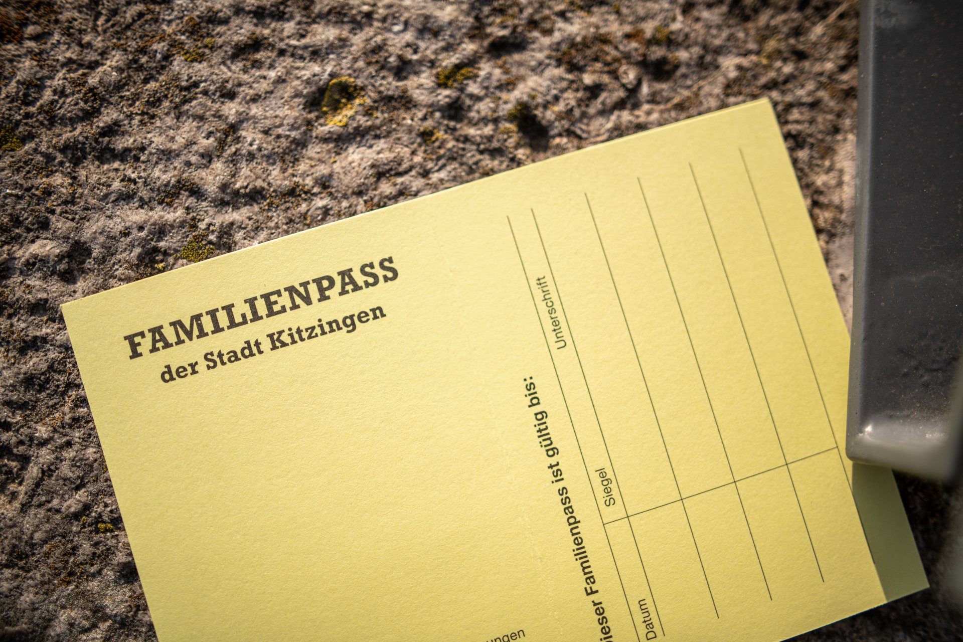 Familienpass Aufgefalteter Familienpass der Stadt Kitzingen.