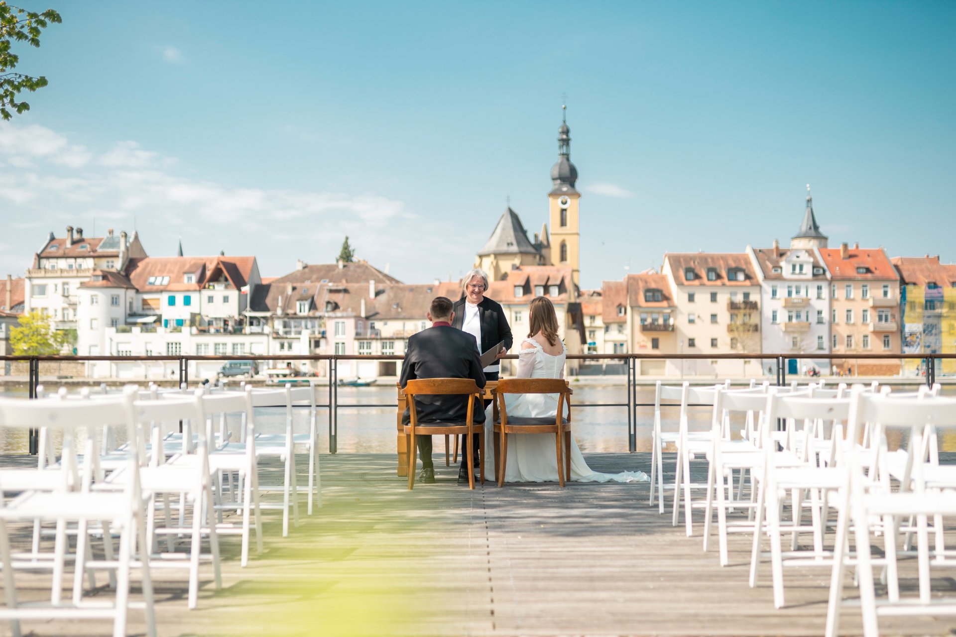 Trauung am Stadtbalkon Ein paar traut sich am Kitzinger Stadtbalkon