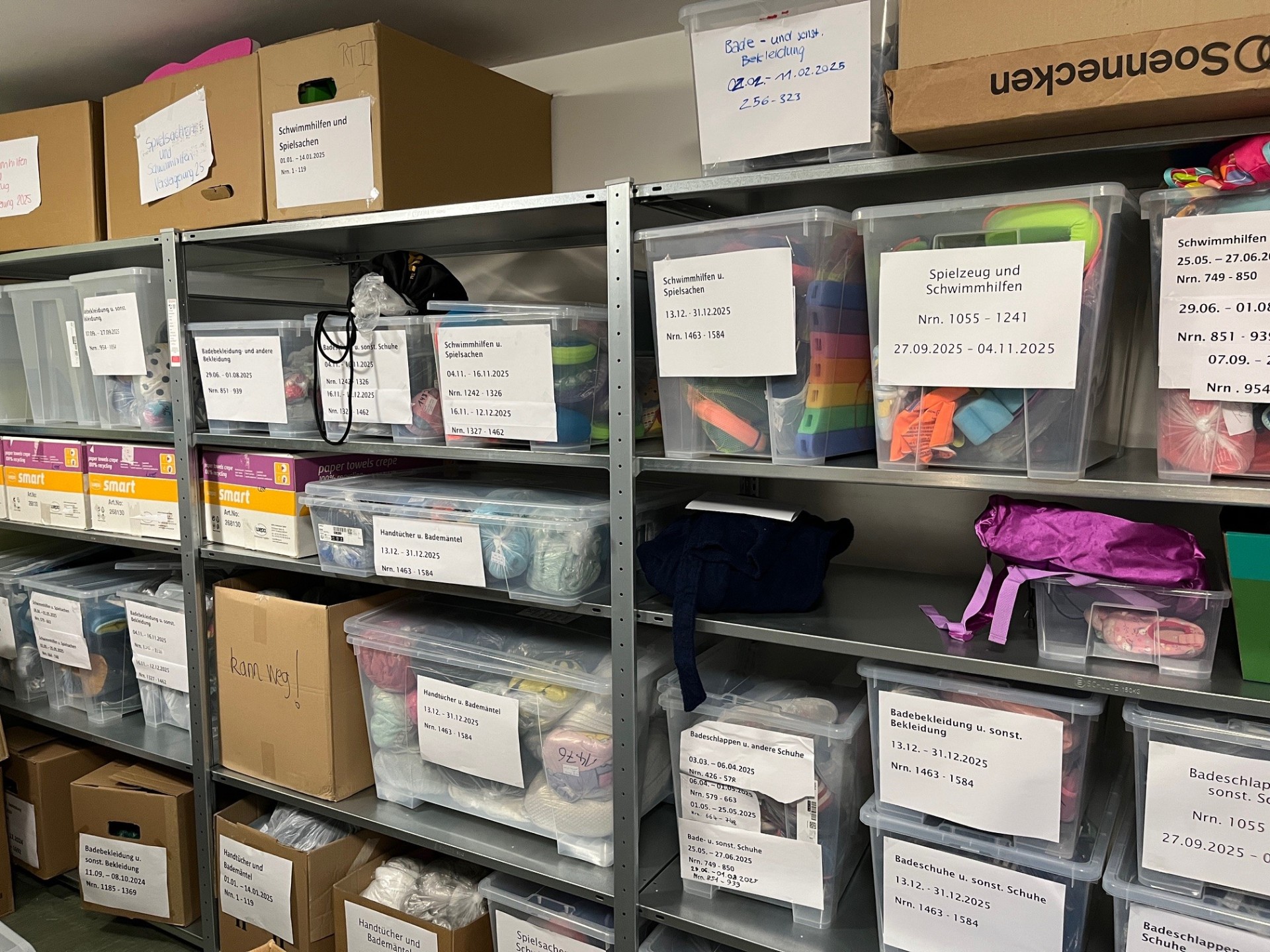 Fundbür Fundsachen stapeln sich in Kisten, die nach Kategorien sortiert sind.