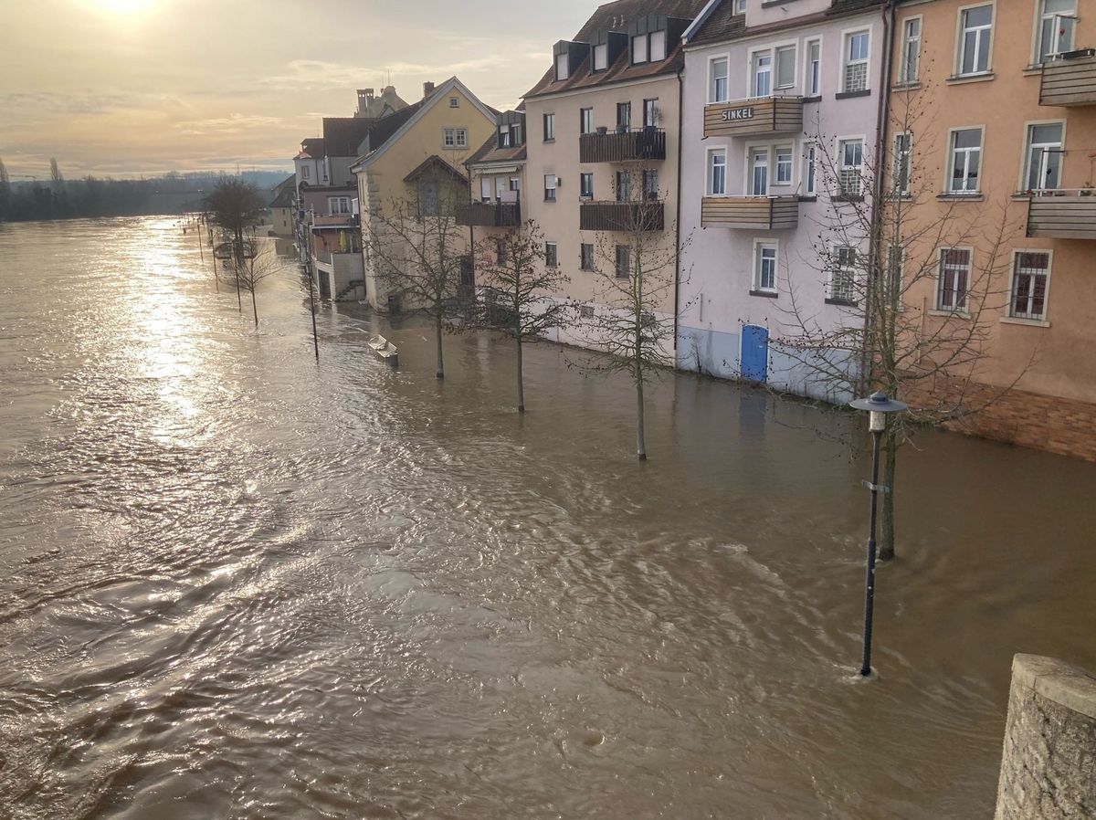 Der Main tritt deutlich unterhalb der Alten Mainbrücke über die Ufer und überschwemmt den Mainkai bis hin zu den Hauswänden.