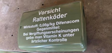 Rattenköderbox Eine grüne Rattenköderbox auf einem Tisch.