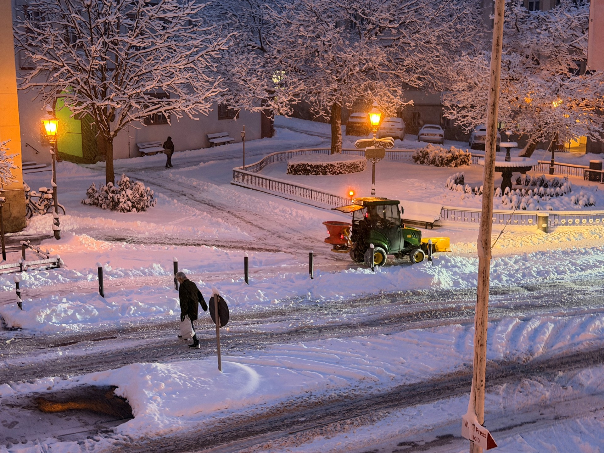 Ein Traktor schiebt den Schnee am Platz der Partnerstädte beiseite.