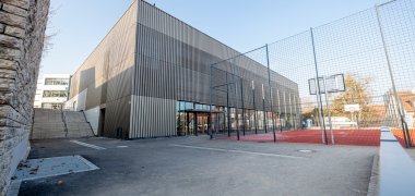 Außenansicht Deustersporthalle mit rotem Platz