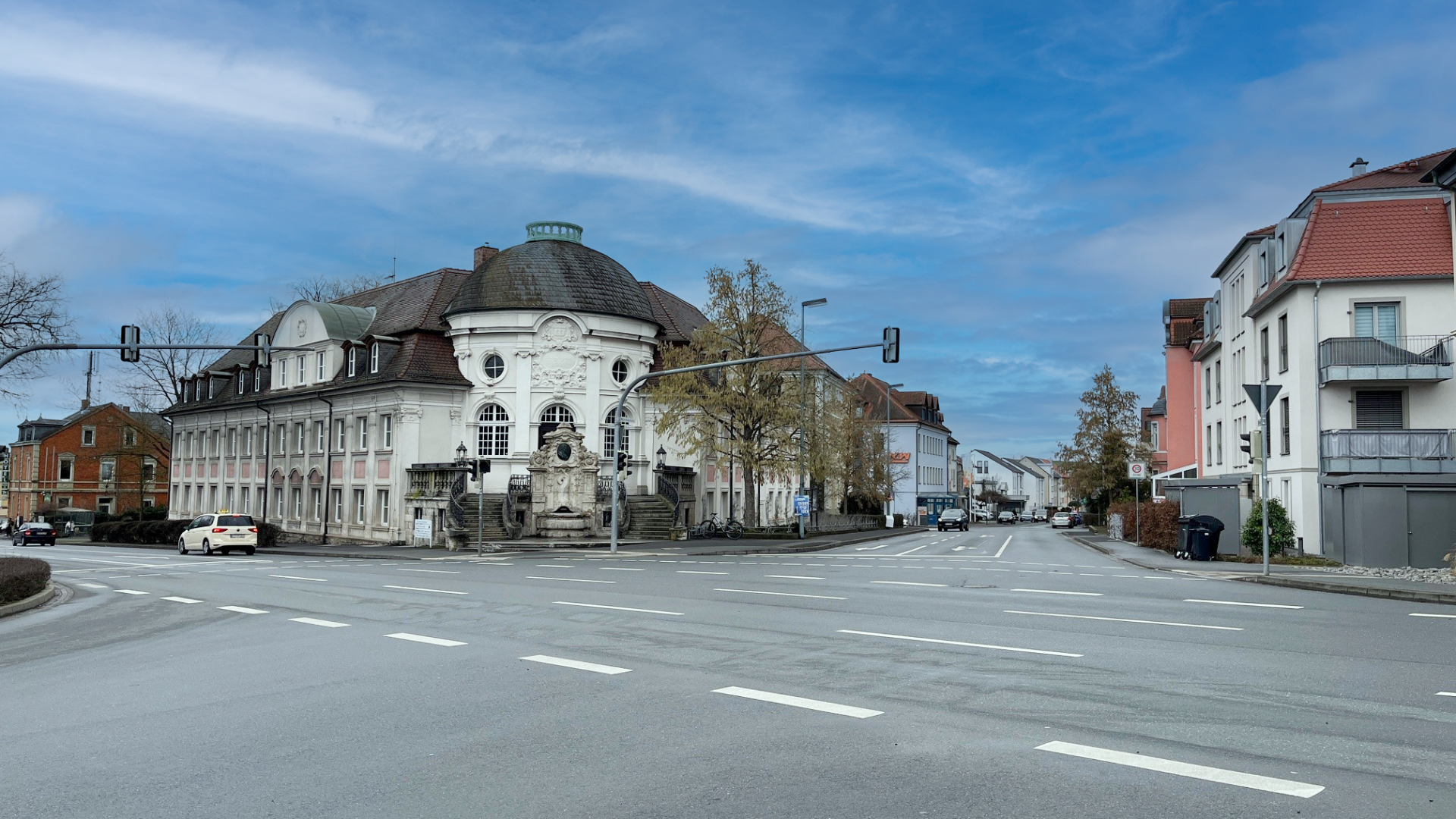 Luitpoldbau Außenansicht des Luitpoldbaus an der B8. Heute sind dort die Bücherei und die vhs zu finden.