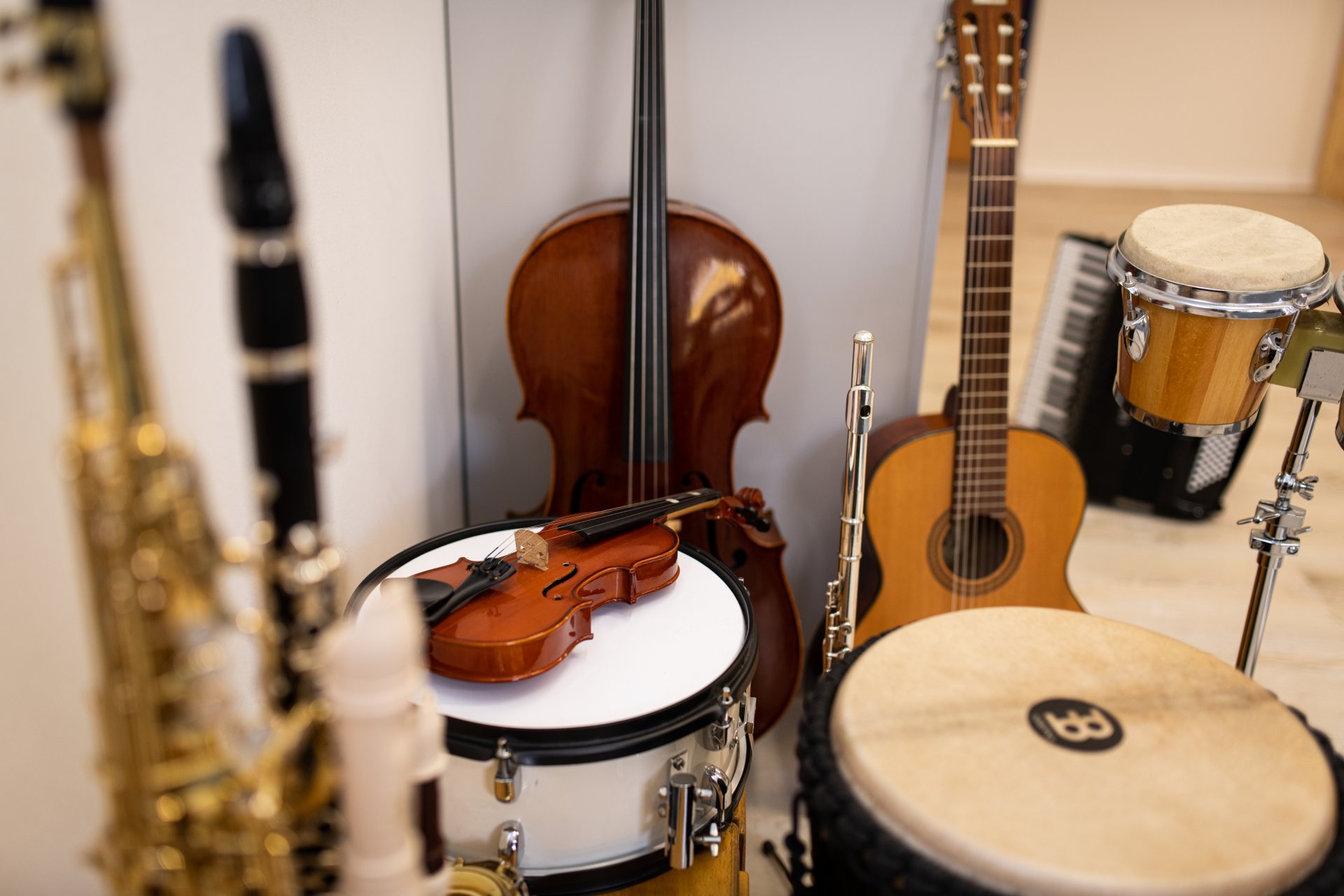 Instruments A wide variety of instruments stand side by side and show the wide range of instruments offered by the music school of the city of Kitzingen