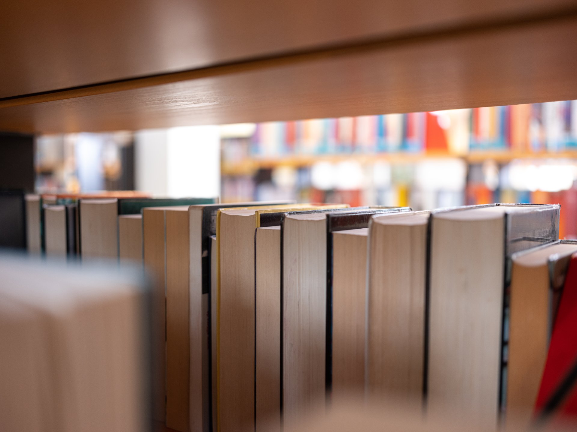 Bücherregal Ein Bücherregal mit unterschiedlich großen Büchern. Sichtbar sind nicht die Buchrücken, sondern die Seiten.