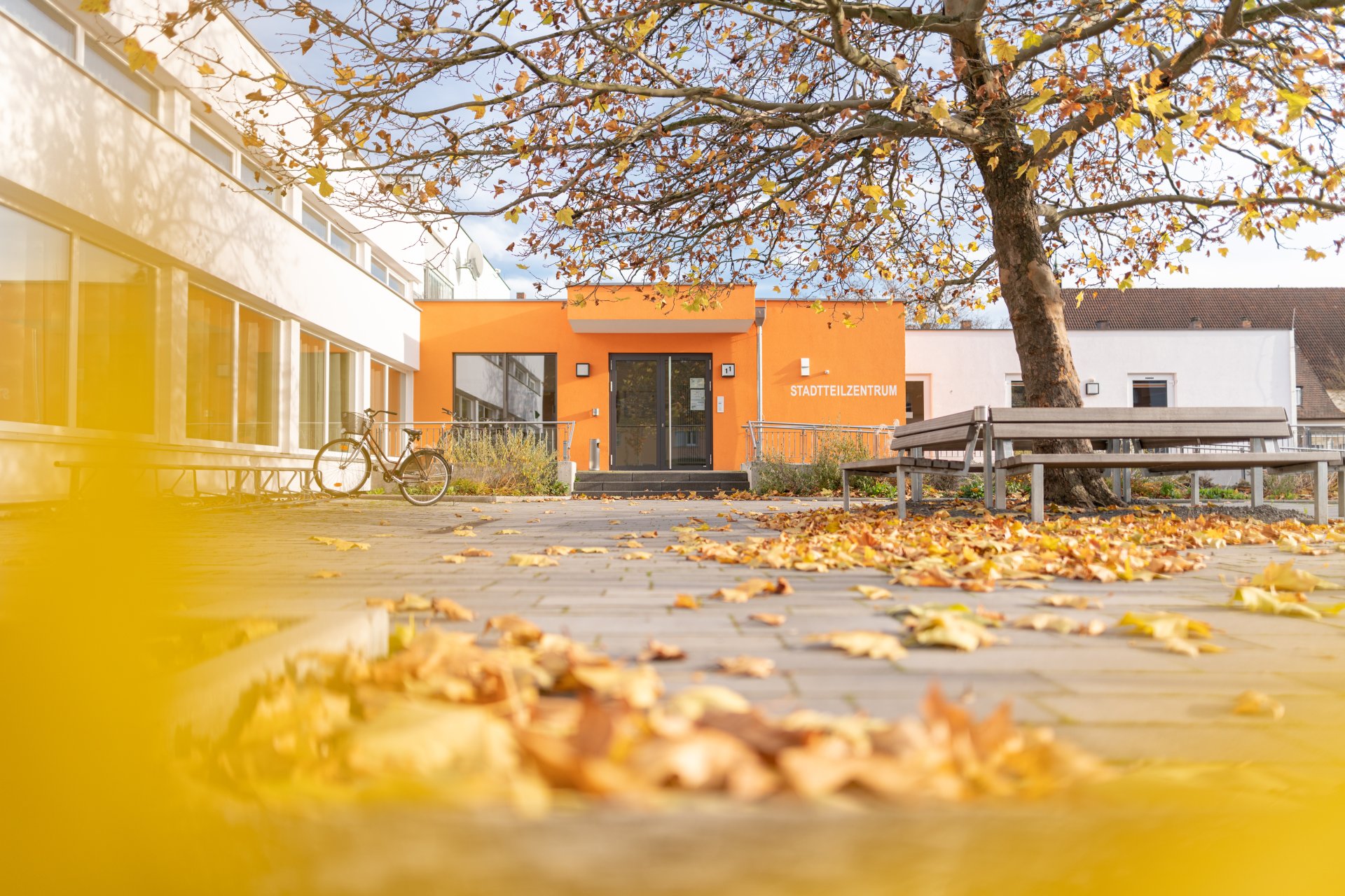 Stadtteilzentrum Stadtteilzentrum in der Siedlung im Herbst