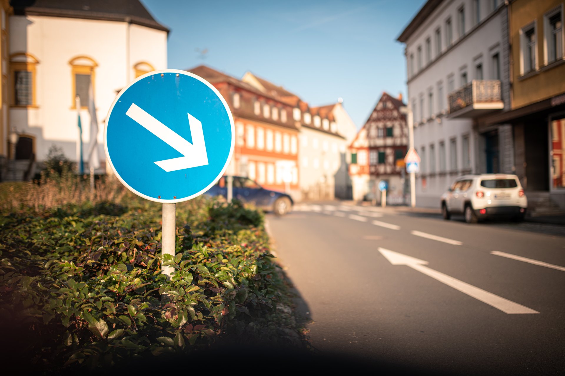 Traffic signs The traffic sign (white arrow on a blue background) points to the right-hand side and indicates the correct lane.