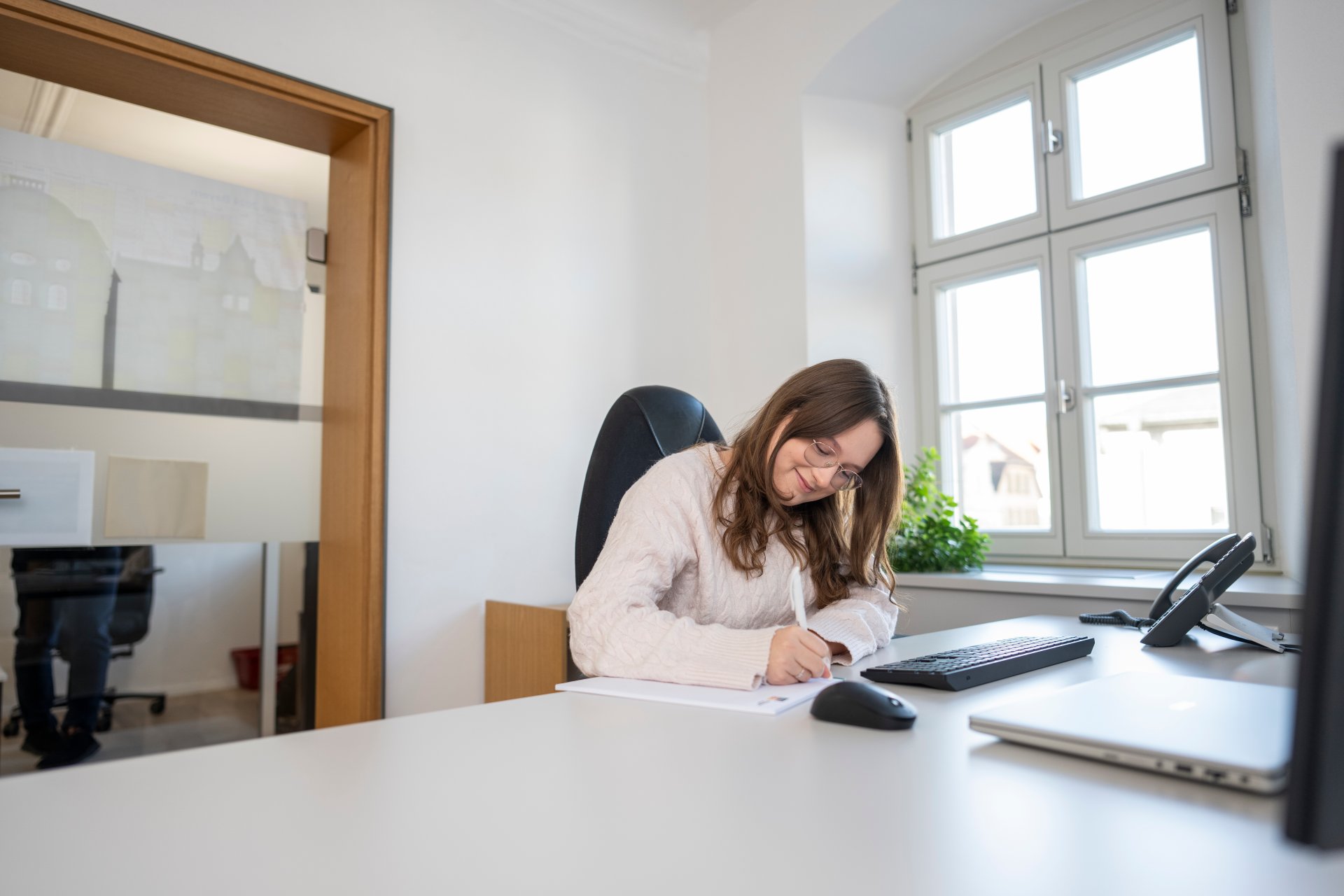 Verwaltung Frau arbeitet am PC.