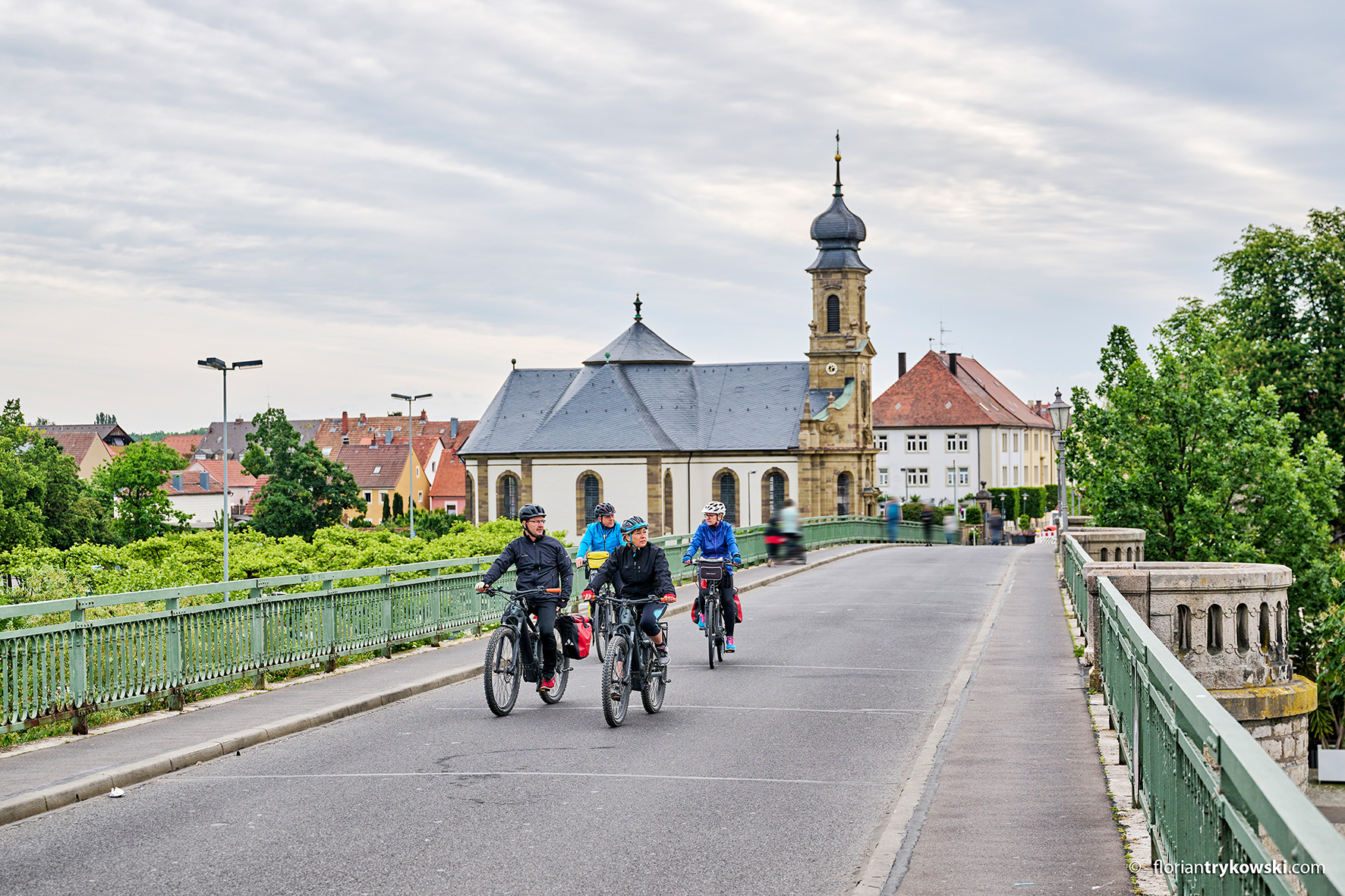 Group of 4 people cycling over the old Main bridge.