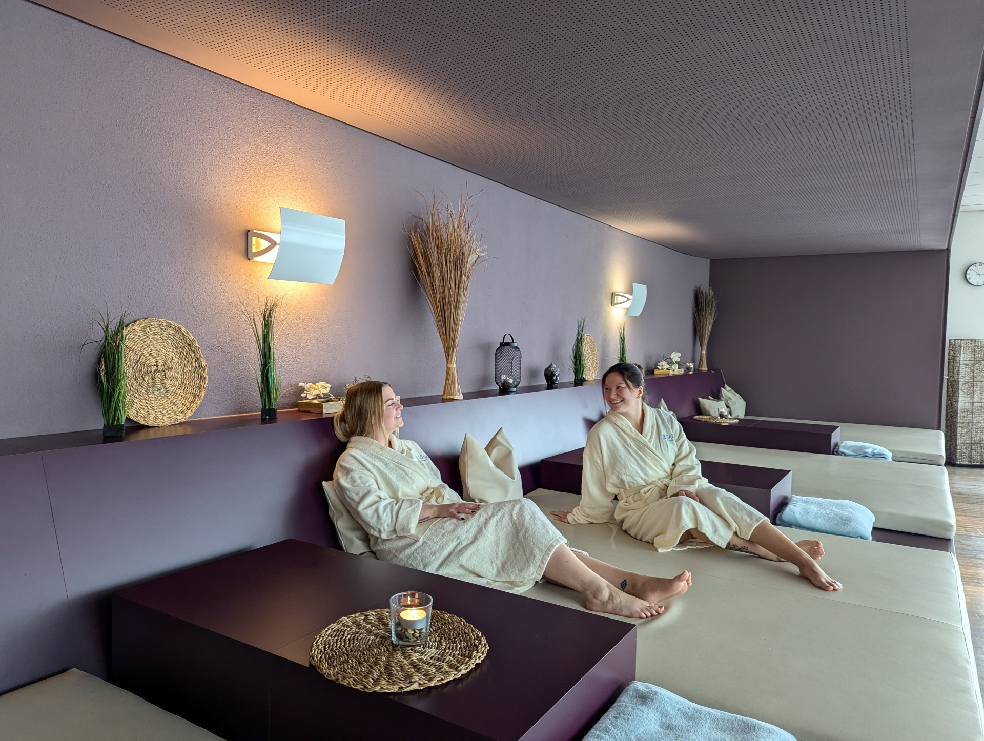 Zwei Frauen entspannen im Saunabereich des Aqua Sole