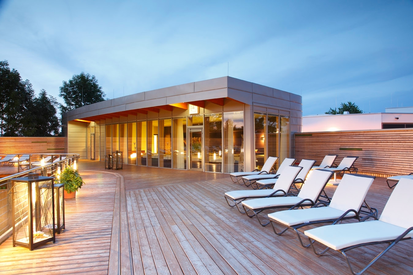 View of the outdoor area of the sauna landscape at Aqua Sole Kitzingen
