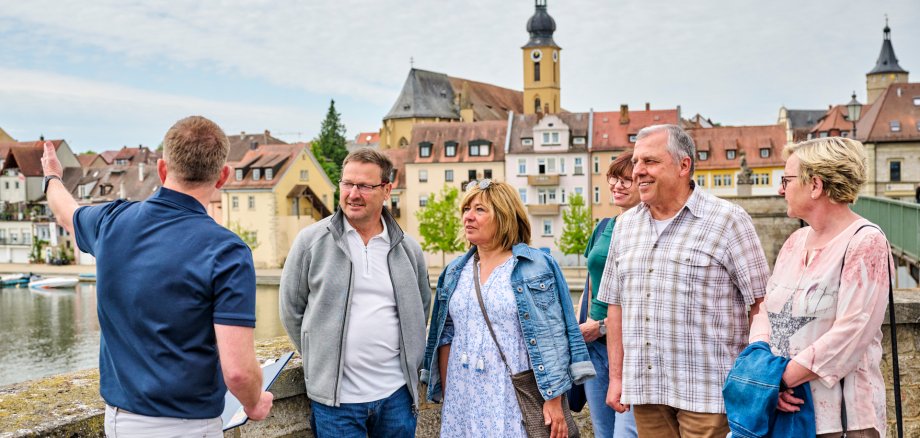 The Kitzingen panorama is explained to a group of people