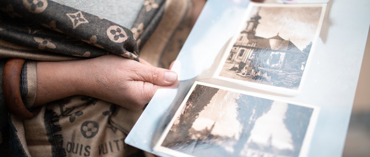 Legends and legends a woman shows a printout of old pictures from Kitzingen