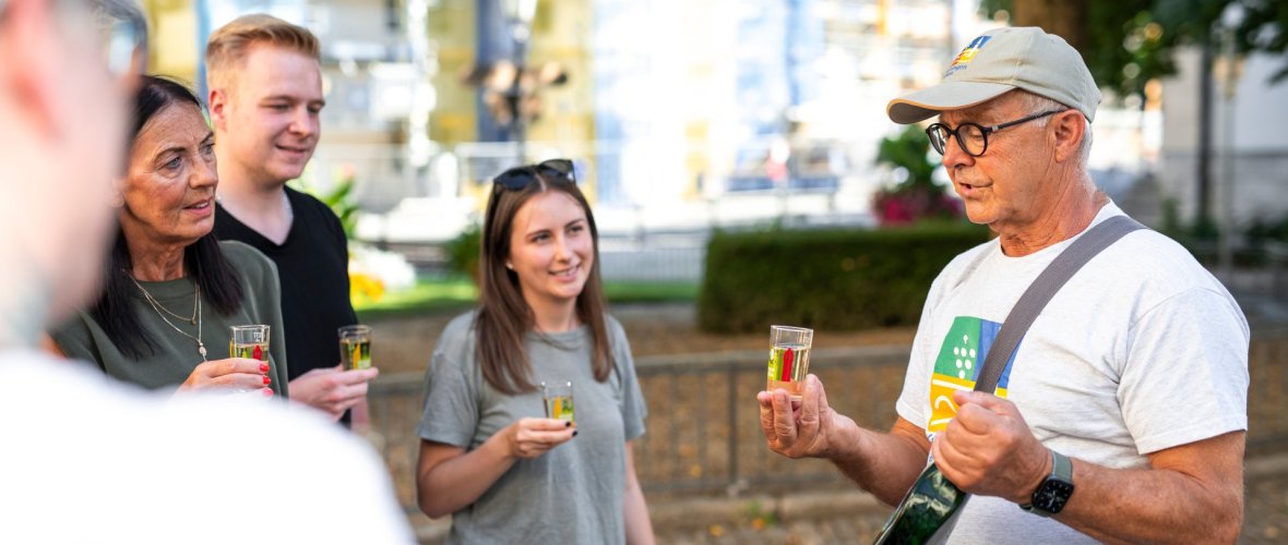 Group tour during which a glass of wine is served