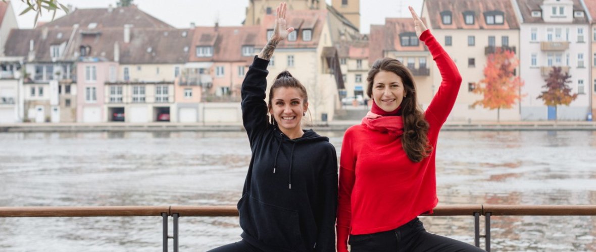 Yoga city tour Two women do yoga on the Main