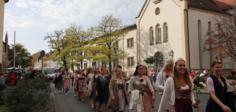 Parade of wine princesses Parade with wine princesses