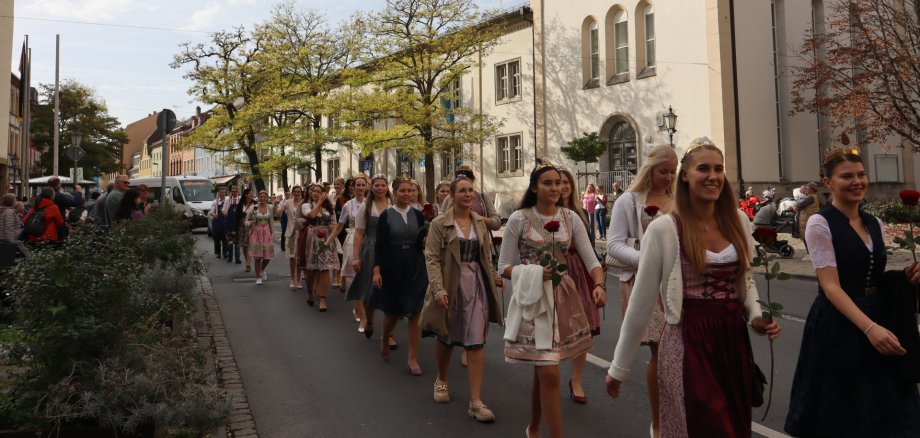 Parade of wine princesses Parade with wine princesses