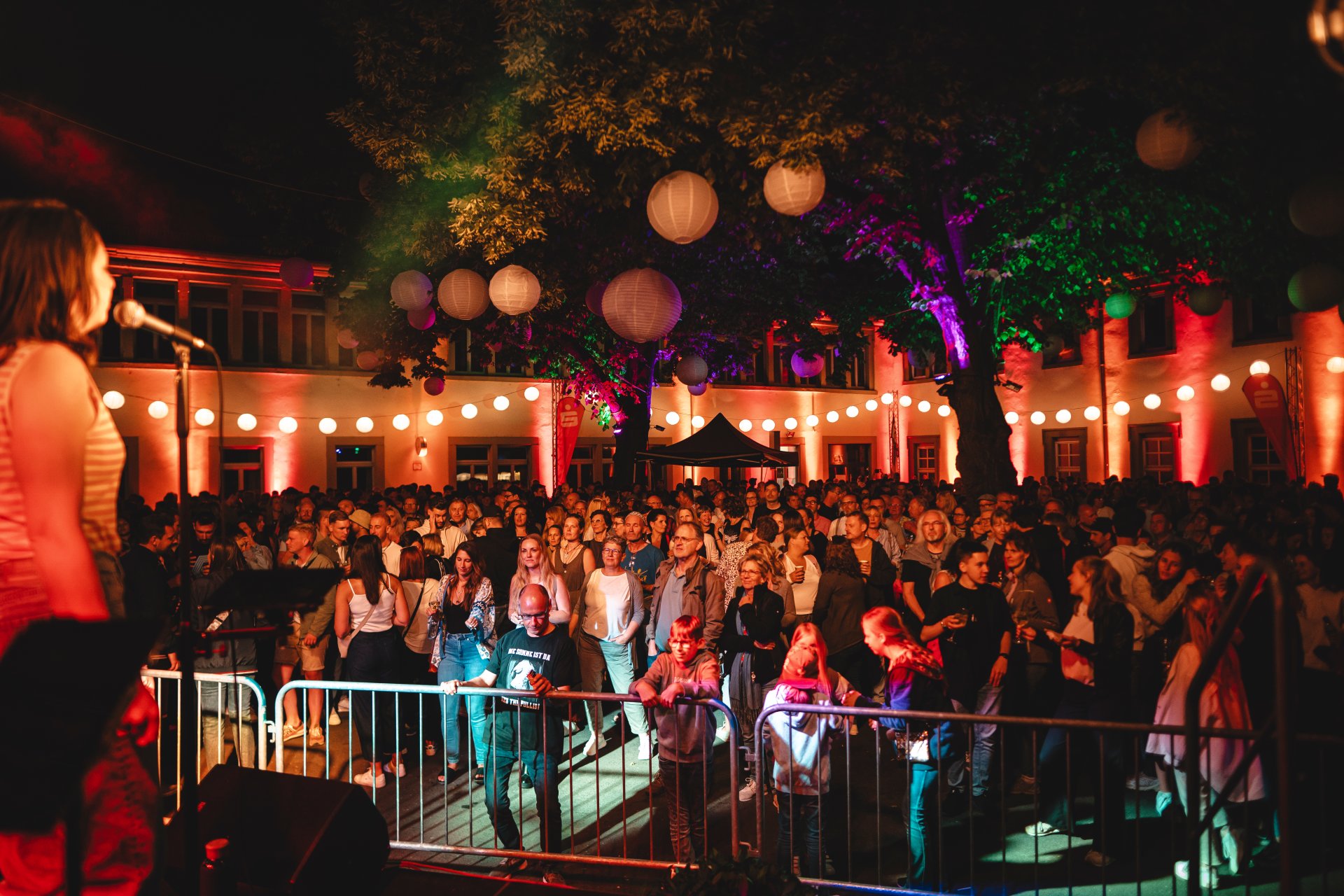 City festival The audience sings and dances along with the stage act in the IN:HOF.