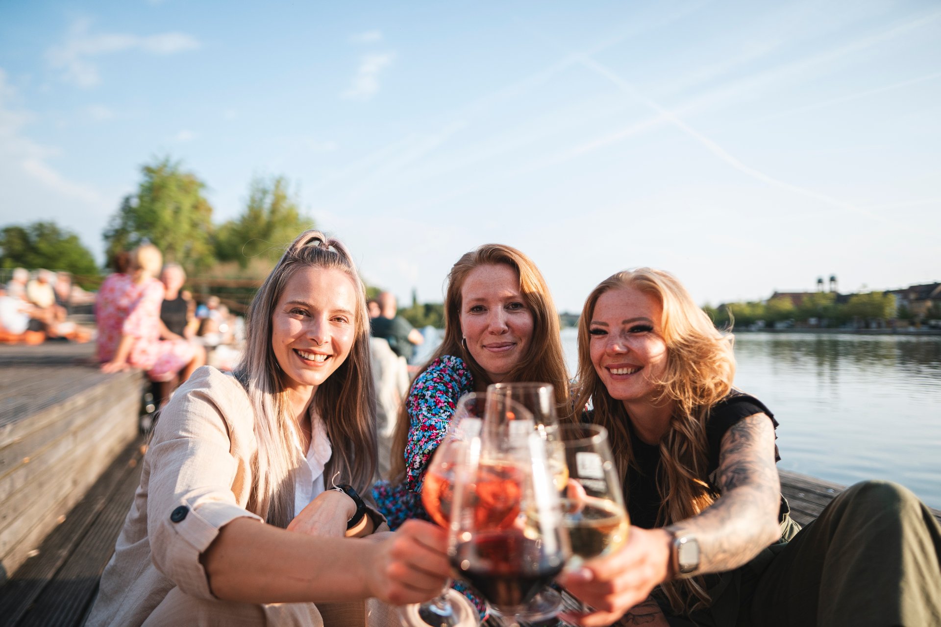 A group of girls toast with wine at the StadtSchoppen