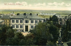 Gewerbeschule im Rosengarten Die 1871 erbaute Gewerbeschule im Rosengarten. Am rechten Bildrand ist das 1878 eingeweihte Kriegerdenkmal zu sehen, eine Erinnerung an den erfolgreichen Krieg gegen Frankreich 1870/71.
