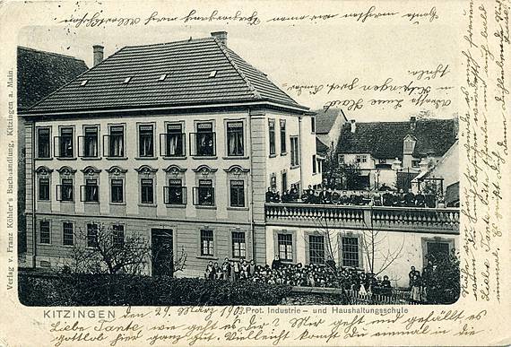 Außenansicht der protestantischen Industrie- und Haushaltungsschule.