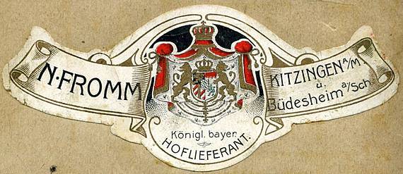 Weinhändler Nathan Fromm Logo des Weinhändlers Nathan Fromm mit Siegel und Auszeichnung als Bayerischen Hoflieferanten.