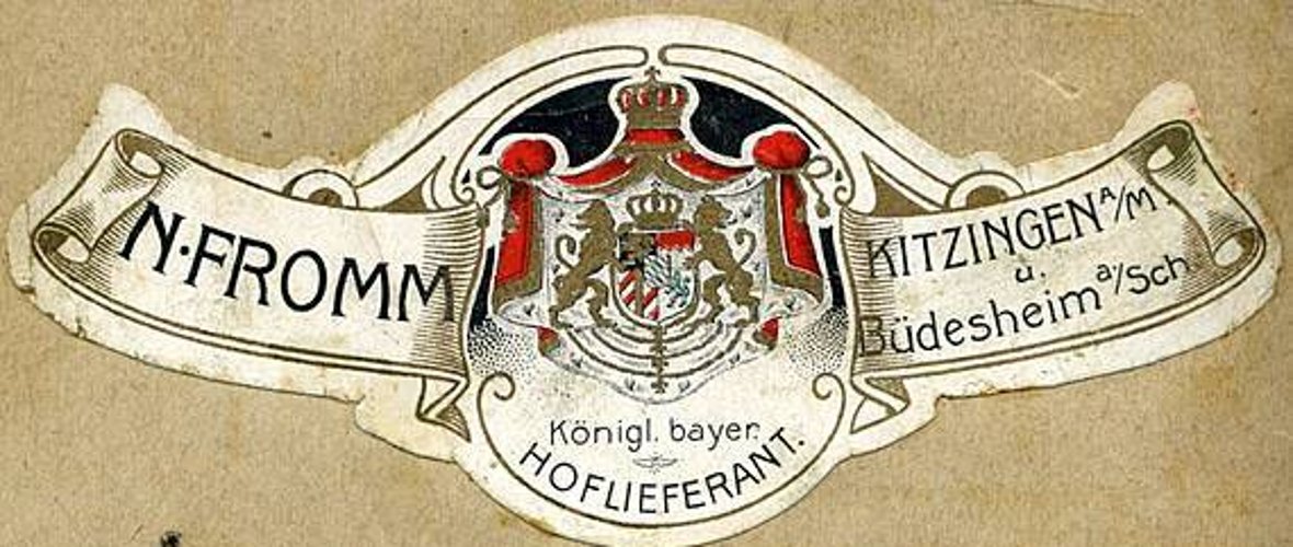 Weinhändler Nathan Fromm Logo des Weinhändlers Nathan Fromm mit Siegel und Auszeichnung als Bayerischen Hoflieferanten.