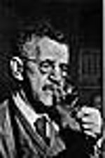 Portrait Max Fromm Max Fromm riecht an einem mit Wein gefülltem Weinglas.