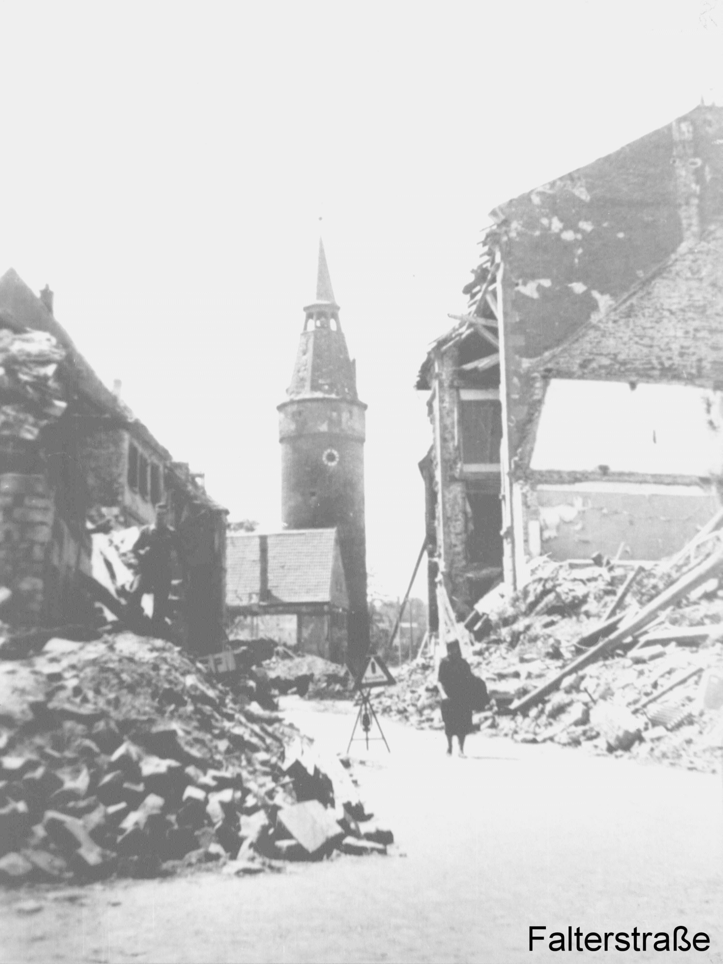 Falterstrasse air raid Falterstraße is largely destroyed after the air raid. The Falterturm tower still stands at the end of the street.